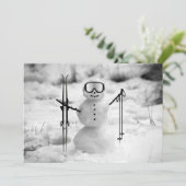 Grappige Sneeuwman Kerstmis Wintersport Skiën Trip Feestdagenkaart (Staand voorkant)
