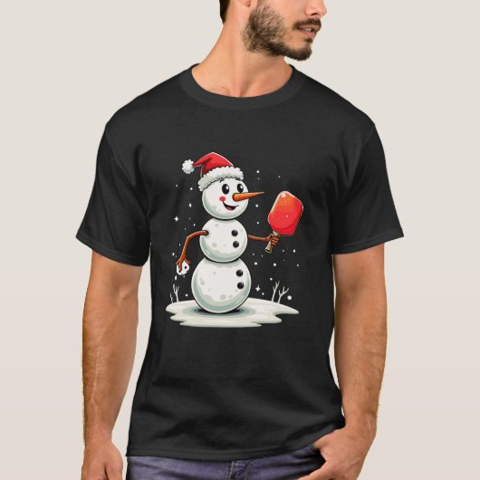 Grappige Sneeuwman Santa Hat Pickleball Speler Ker T-shirt (Voorkant)