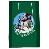 Grappige sneeuwman skiën kerstfeest 2025 Cartoon Medium Cadeauzakje (Achterkant)