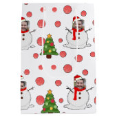 Grappige sneeuwpop wit rood groen foto gezicht Xma Medium Cadeauzakje (Achterkant)