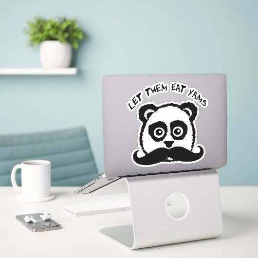 Grappige snor panda laat ze yams eten sticker (Laptop op bureau)