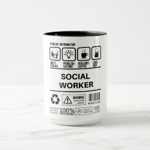Grappige sociale werker die informatie behandelt mok