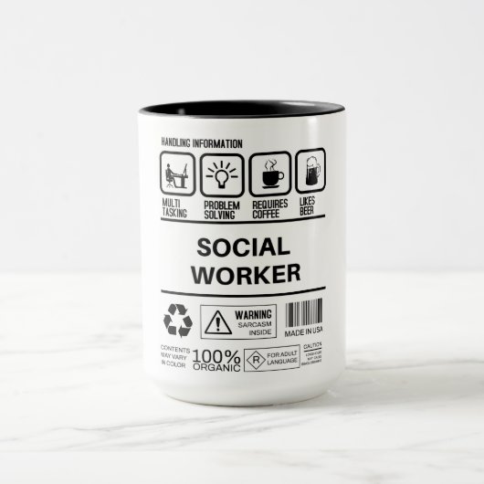 Grappige sociale werker die informatie behandelt mok (Midden)