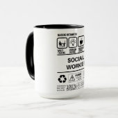Grappige sociale werker die informatie behandelt mok (Voorkant links)