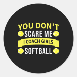 Grappige Softball Coach - Je Maakt Me Niet Bang Ik Ronde Sticker