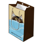 Grappige speelse gele tabby kat ochtend humor medium cadeauzakje (Voorkant Gekanteld)