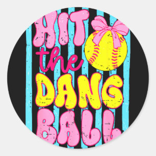 Grappige spel dag softbal moeder team sport slaat  ronde sticker