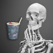 Grappige spin en vleermuis in een web papieren bekers