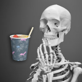 Grappige spin en vleermuis in een web papieren bekers