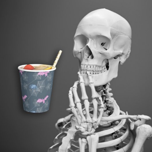 Grappige spin en vleermuis in een web papieren bekers