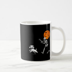 Grappige Spooky Humor Halloween Skeleton Chasing D Koffiemok