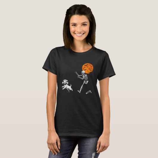 Grappige Spooky Humor Halloween Skeleton Chasing D T-shirt (Voorkant volledig)