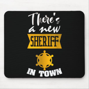 Grappige spreuk Er is een nieuwe sheriff in de sta Muismat