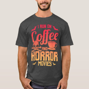 Grappige spreuk Ik loop op koffie en horrorfilms g T-shirt