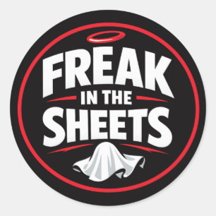 Grappige spreuk over een freak in de lakens ronde sticker
