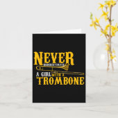 Grappige Spreuk Speel Nooit Onderschat Een Meisje  Kaart (Gele Bloem)