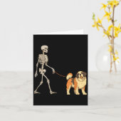 Grappige St. Bernard skelet hond loopt Halloween Kaart (Gele Bloem)
