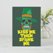 Grappige St. Patricks Dag 2023- Kus me dan sla me Feestdagenkaart (Staand voorkant)