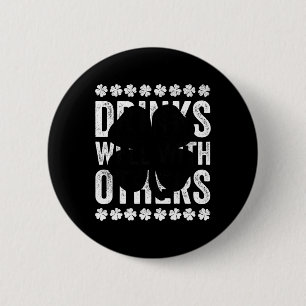 Grappige St. Patricks Dag Dranken Goed Met Anderen Ronde Button 5,7 Cm