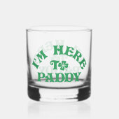 Grappige St Patricks Day Ik ben hier om Paddy Grou Whisky Glas (Voorkant)