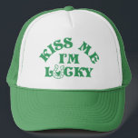 Grappige St Patricks Day Kiss Me I'm Lucky Group Trucker Pet<br><div class="desc">Injecteer wat Irish humor in je St. Patrick's Day festiviteiten met ons geestige T-shirt collectie! Omarm de Ierse charme met slimme gezegden en eenvoudige typografie die opvallen in elke menigte. Perfect voor groepen, deze t - shirts stralen brutale charme uit en roepen glimlachjes op bij elke bocht. Pak je dosis...</div>