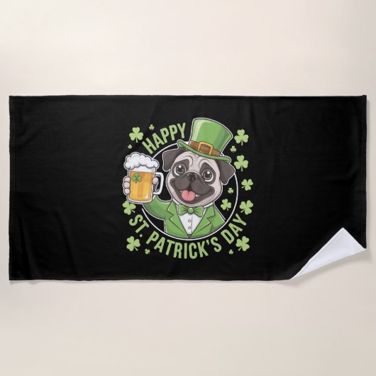 Grappige St. Patrick's Day PUG met bierpul Strandlaken (Voorkant)