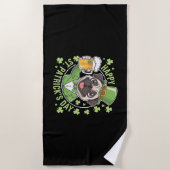 Grappige St. Patrick's Day PUG met bierpul Strandlaken (Voorkant)