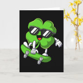 Grappige St. Patrick's Day Shamrock Skateboardende Kaart (Gele Bloem)