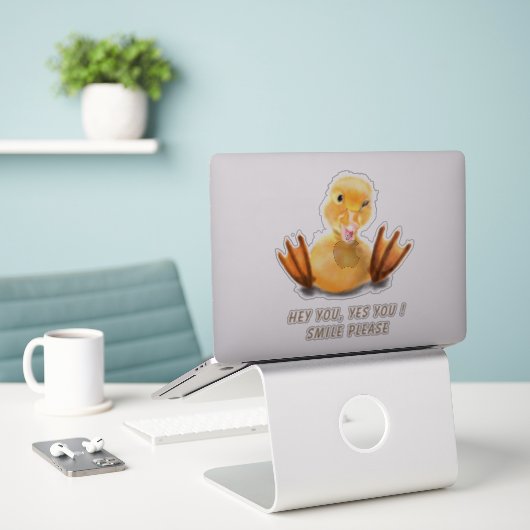 Grappige Sticker met Happy Duck - aangepaste tekst (Laptop op bureau)