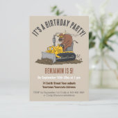 Grappige stier rijden bulldozer verjaardag uitnodi kaart (Staand voorkant)