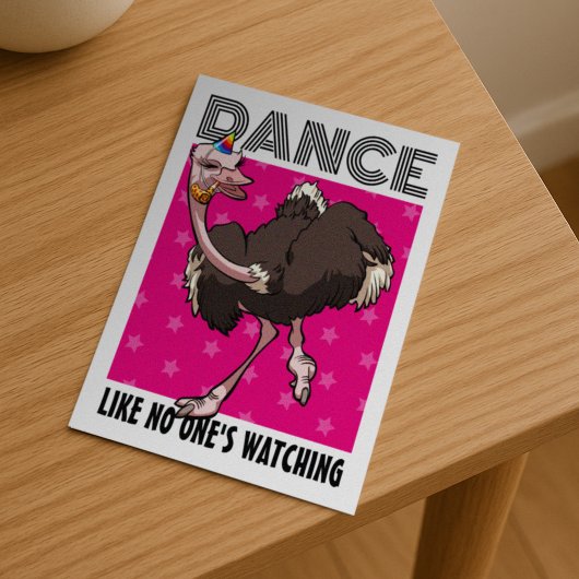 Grappige struisvogel dansen alsof niemand naar de briefkaart