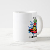 Grappige surfende ananas grote koffiekop (Voorkant rechts)