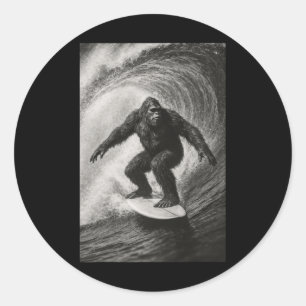 Grappige surfende Bigfoot Zee Selfie Op Surfplank Ronde Sticker