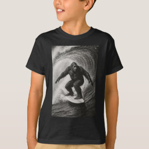Grappige surfende Bigfoot zee selfie op surfplank T-shirt