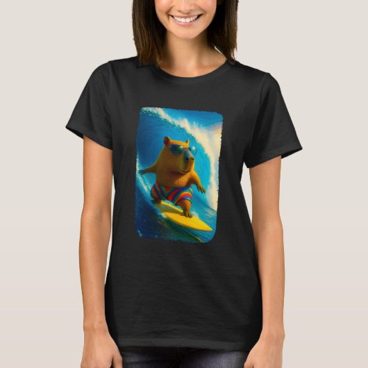 Grappige surfende capybara in regenboogshort t-shirt (Voorkant)