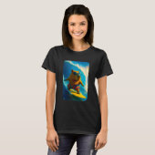Grappige surfende capybara in regenboogshort t-shirt (Voorkant volledig)