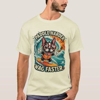 Grappige surfende hond peddel harder kwispel snell t-shirt