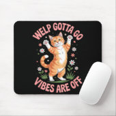 Grappige tabby kat welp moet gaan sarcastisch geze muismat (Met muis)