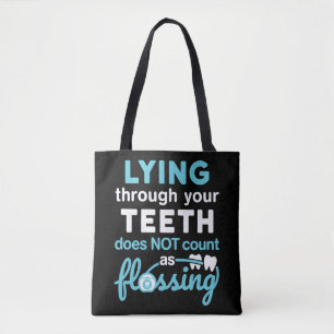 Grappige tandhygiëniste liggend door tanden Flossi Tote Bag