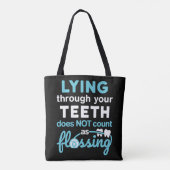 Grappige tandhygiëniste liggend door tanden Flossi Tote Bag (Achterkant)