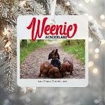 Grappige Teckel Weenie Hond Kerst Custom Foto Metalen Ornament<br><div class="desc">Voeg een vleugje humor toe aan uw vakantiedecor met ons Funny Dachshund Weenie Dog Christmas Custom Photo Metal Ornament! Dit speelse ornament is ontworpen voor teckelliefhebbers en huisdiereigenaren die het seizoen willen vieren met de beste foto van hun harige vriend. Met een brutaal, feestelijk ontwerp kun je met dit ornament...</div>