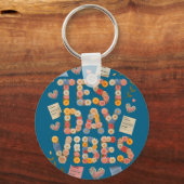 Grappige test dag vibes alles is prima stamGrappig Sleutelhanger (Voorkant)