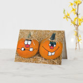 Grappige Thanksgiving pompoenen op hooibaal Kaart (Gele Bloem)