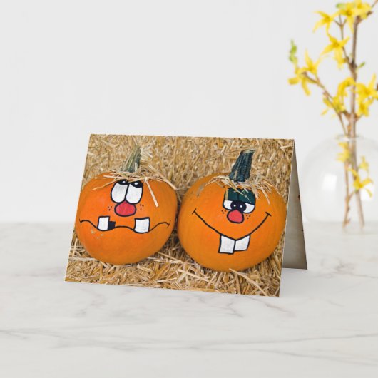 Grappige Thanksgiving pompoenen op hooibaal Kaart (Gele Bloem)