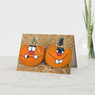 grappige Thanksgiving pompoenen op hooibaal Kaart