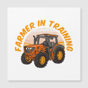 Grappige toekomstige boer in opleiding tractorland