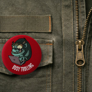 Grappige trol die op internetlaptop aan het trolle ronde button 5,7 cm