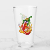 Grappige trotse brandweerman chili in brand geeft glas (Achterkant)