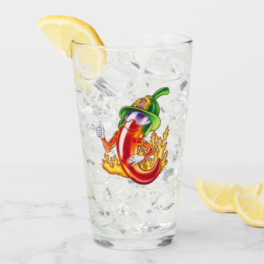 Grappige trotse brandweerman chili in brand geeft glas (Voorkant ijs)