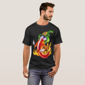 Grappige trotse brandweerman chili in brand geeft  t-shirt (Voorkant volledig)
